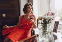 Eleganckie sukienki – kiedy warto je ubrać? Eleganckie sukienki - kiedy warto je ubrać?