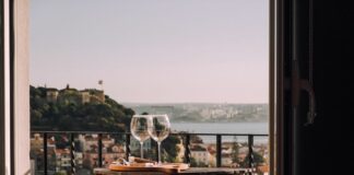 Lampy na balkon – jak oświetlić miejsce do wypoczynku?