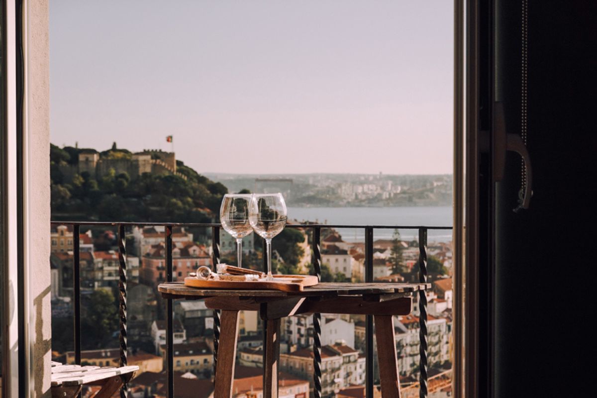 Lampy na balkon – jak oświetlić miejsce do wypoczynku?