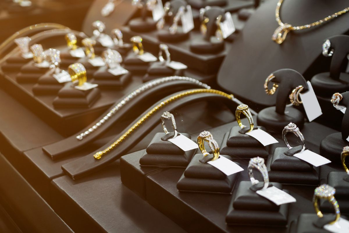 Złoto czy srebro: jak odpowiednio dobrać kolor biżuterii